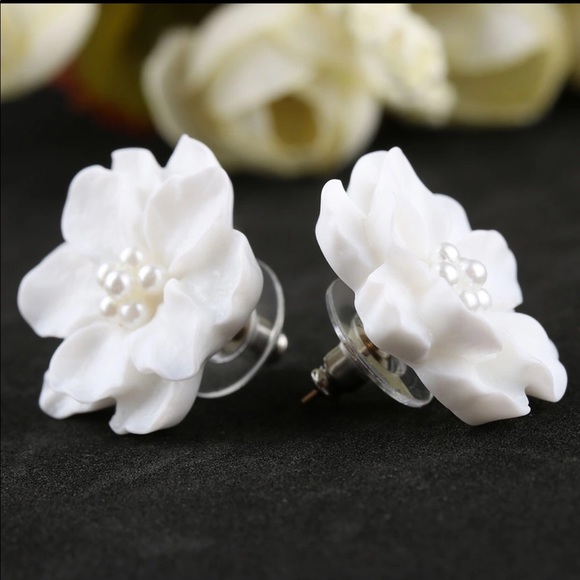 White flower earrings - Picture 2 of 7